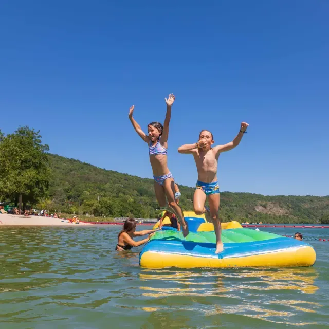 Famille en activités dans le Bugey